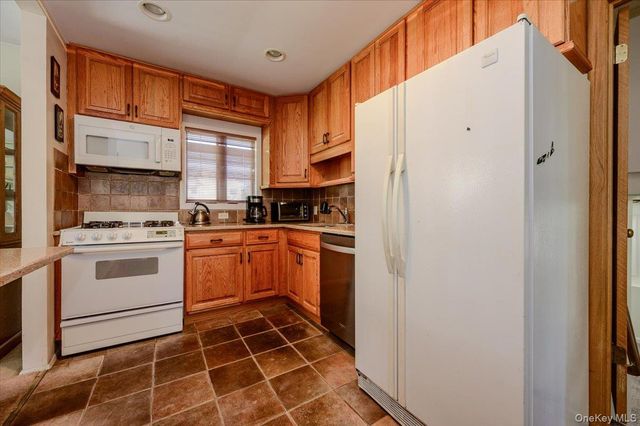 121 Pine Street, Massapequa Park, NY 11762