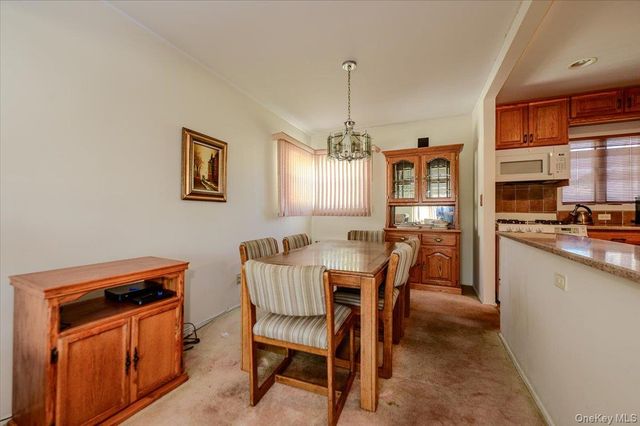 121 Pine Street, Massapequa Park, NY 11762