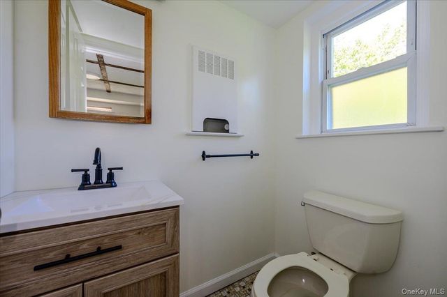 121 Pine Street, Massapequa Park, NY 11762