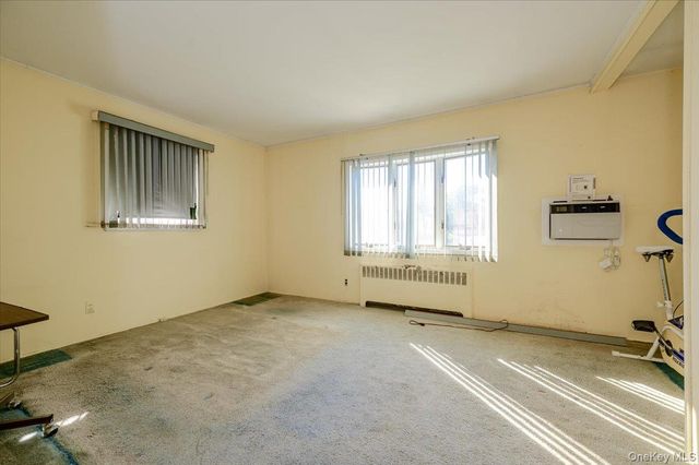 121 Pine Street, Massapequa Park, NY 11762