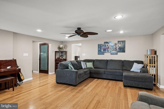 2 HOLLY DR, Medford, NJ 08055