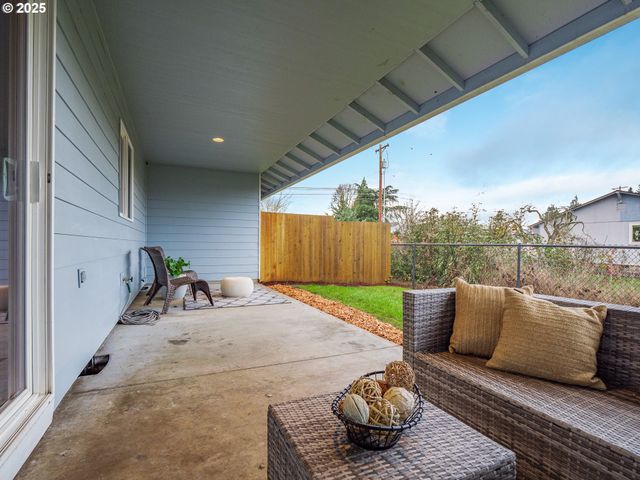 402 E WASHINGTON St, Carlton, OR 97111