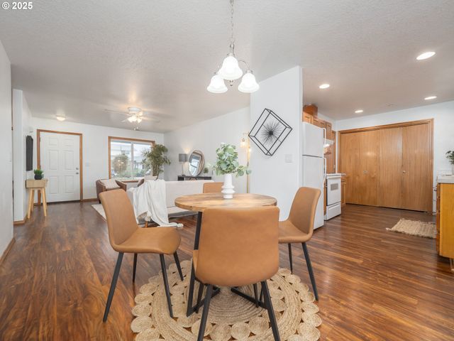 402 E WASHINGTON St, Carlton, OR 97111