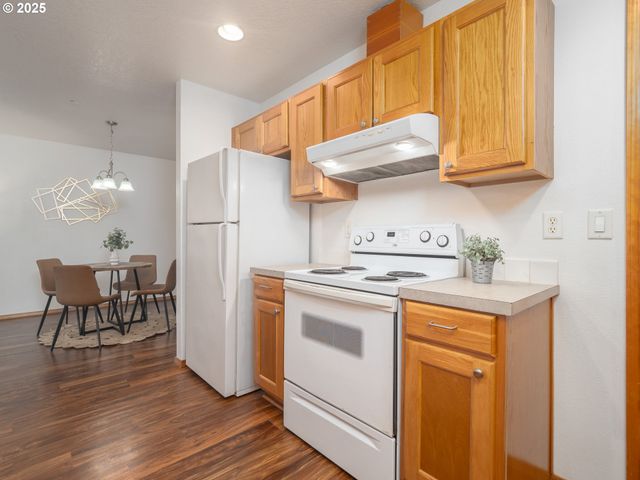 402 E WASHINGTON St, Carlton, OR 97111