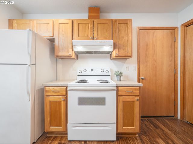 402 E WASHINGTON St, Carlton, OR 97111