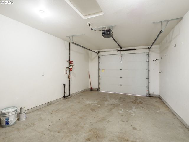 402 E WASHINGTON St, Carlton, OR 97111