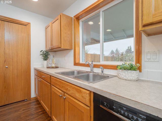 402 E WASHINGTON St, Carlton, OR 97111