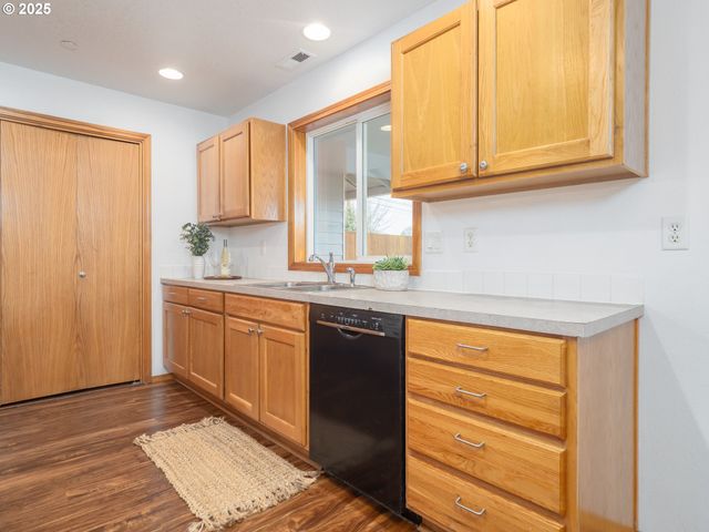 402 E WASHINGTON St, Carlton, OR 97111