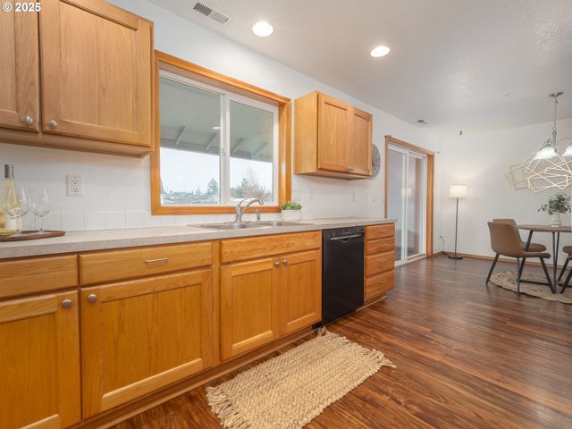 402 E WASHINGTON St, Carlton, OR 97111