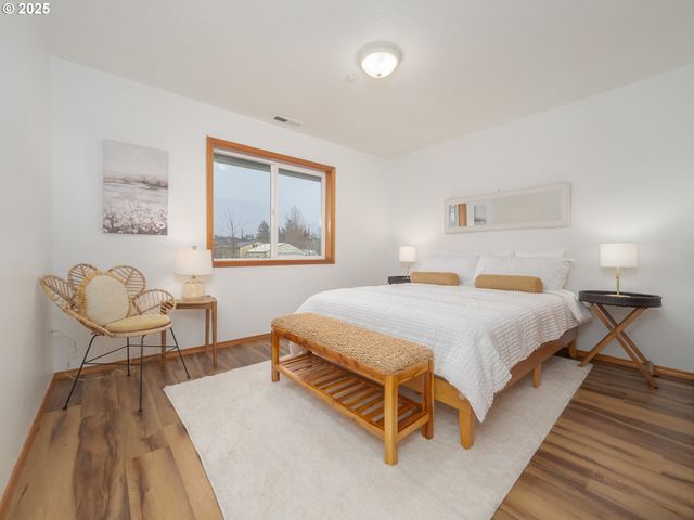 402 E WASHINGTON St, Carlton, OR 97111