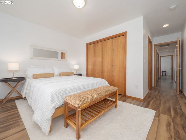 402 E WASHINGTON St, Carlton, OR 97111