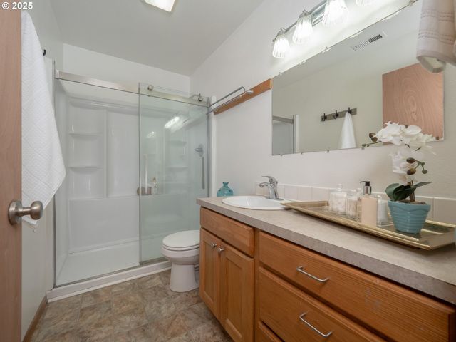 402 E WASHINGTON St, Carlton, OR 97111