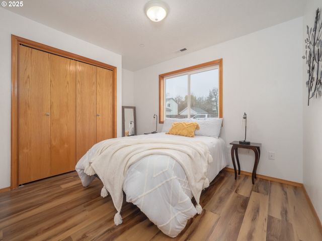 402 E WASHINGTON St, Carlton, OR 97111