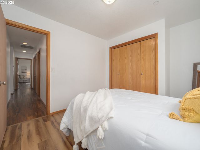 402 E WASHINGTON St, Carlton, OR 97111