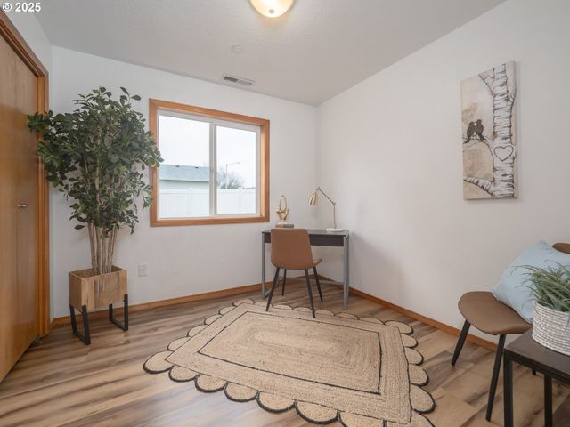 402 E WASHINGTON St, Carlton, OR 97111