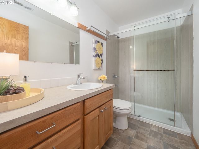 402 E WASHINGTON St, Carlton, OR 97111