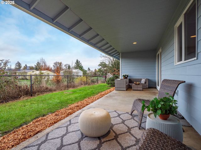 402 E WASHINGTON St, Carlton, OR 97111