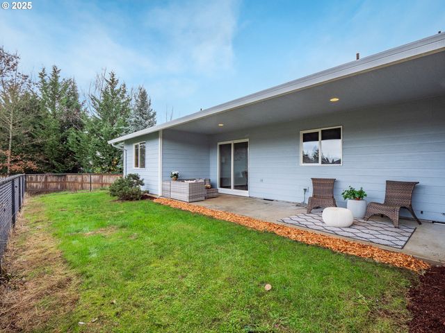 402 E WASHINGTON St, Carlton, OR 97111