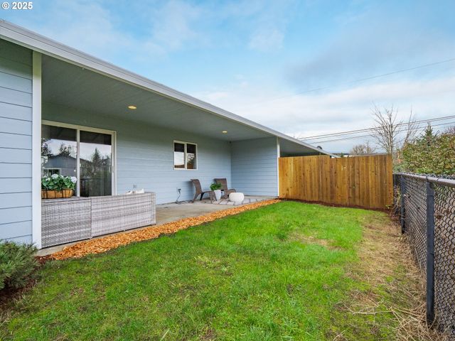 402 E WASHINGTON St, Carlton, OR 97111