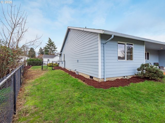 402 E WASHINGTON St, Carlton, OR 97111