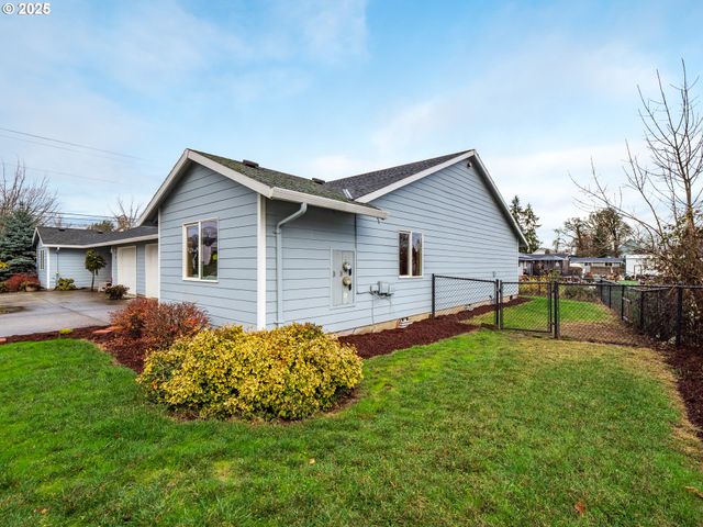 402 E WASHINGTON St, Carlton, OR 97111