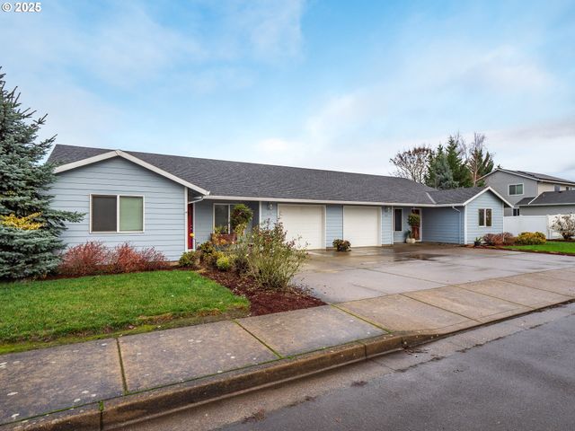 402 E WASHINGTON St, Carlton, OR 97111