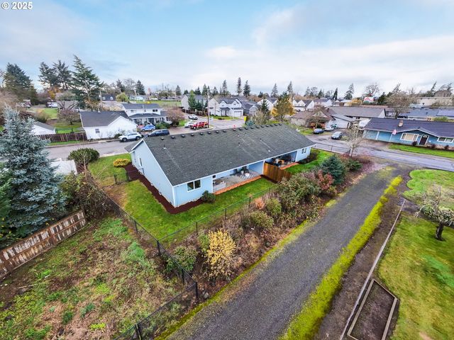 402 E WASHINGTON St, Carlton, OR 97111