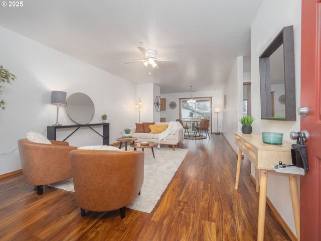 402 E WASHINGTON St, Carlton, OR 97111