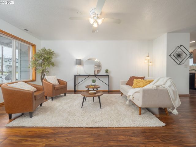 402 E WASHINGTON St, Carlton, OR 97111