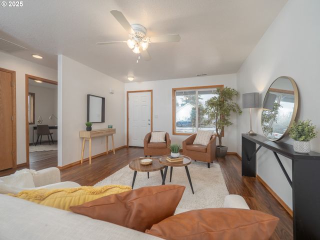 402 E WASHINGTON St, Carlton, OR 97111