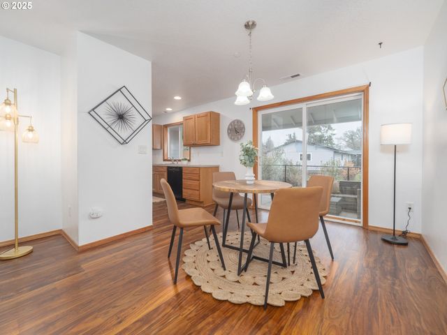 402 E WASHINGTON St, Carlton, OR 97111