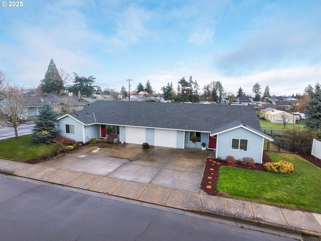 402 E WASHINGTON St, Carlton, OR 97111