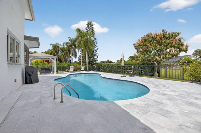 4869 Pineview Circle, Delray Beach, FL 33445