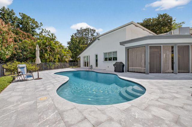 4869 Pineview Circle, Delray Beach, FL 33445