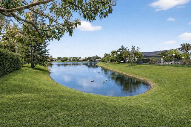 4869 Pineview Circle, Delray Beach, FL 33445