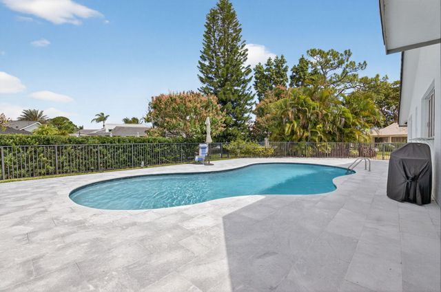 4869 Pineview Circle, Delray Beach, FL 33445