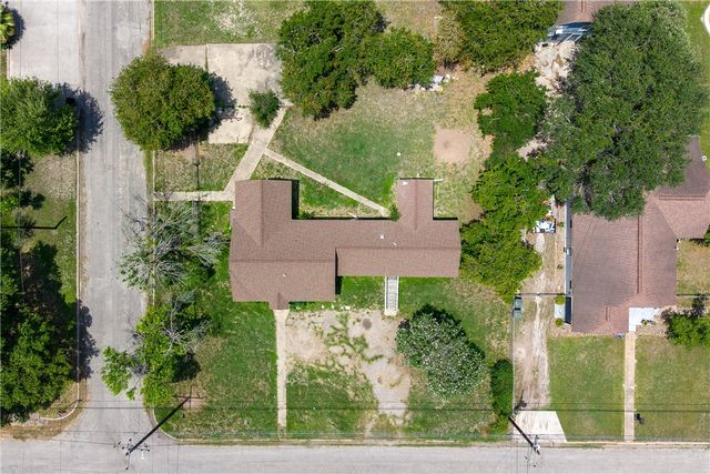 801 E 1st St, Alice, TX 78332