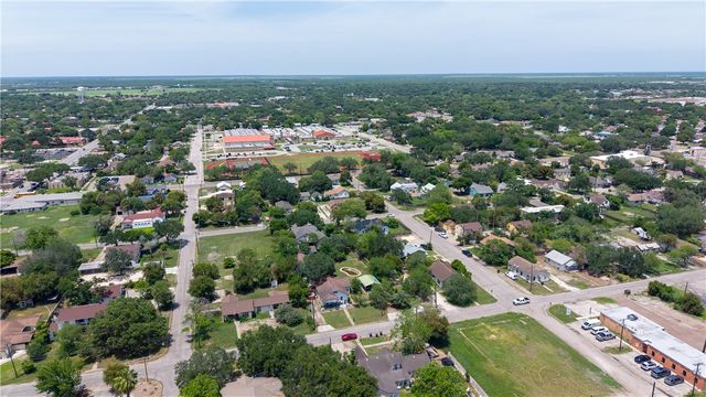 801 E 1st St, Alice, TX 78332