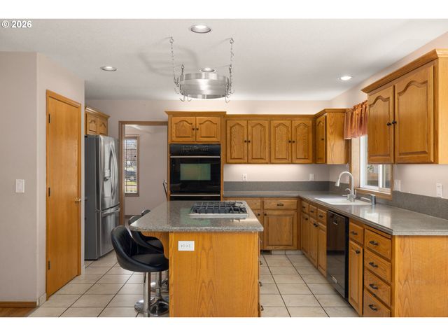 2795 Ne LORIE Dr, Hillsboro, OR 97124