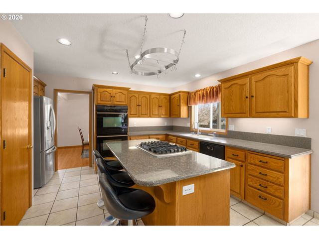 2795 Ne LORIE Dr, Hillsboro, OR 97124