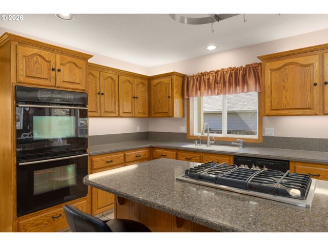 2795 Ne LORIE Dr, Hillsboro, OR 97124