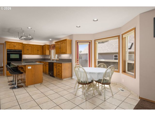 2795 Ne LORIE Dr, Hillsboro, OR 97124