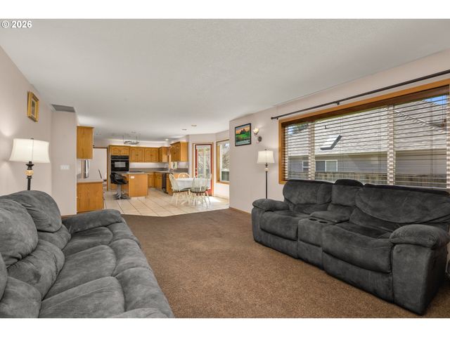 2795 Ne LORIE Dr, Hillsboro, OR 97124