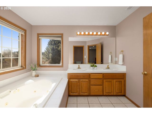 2795 Ne LORIE Dr, Hillsboro, OR 97124