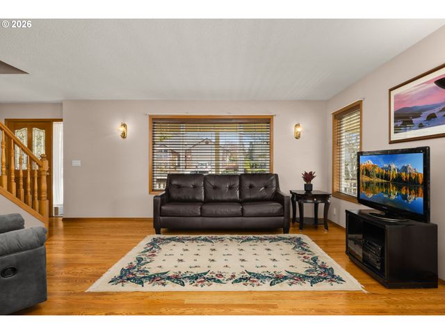 2795 Ne LORIE Dr, Hillsboro, OR 97124