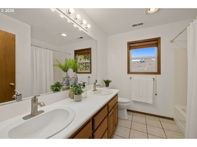 2795 Ne LORIE Dr, Hillsboro, OR 97124