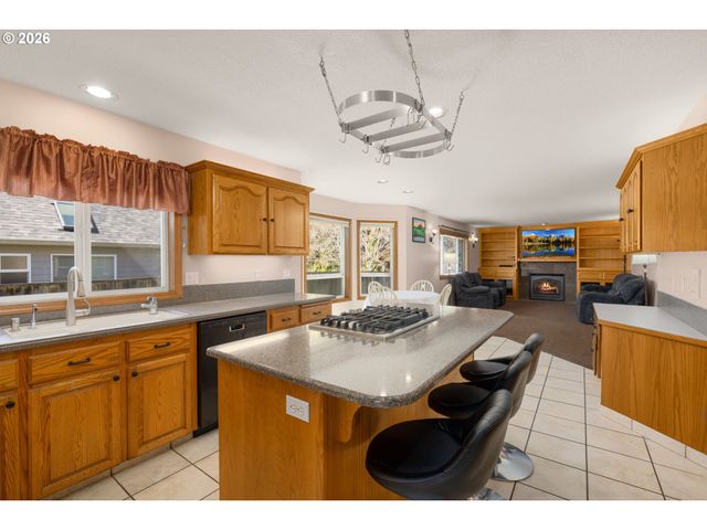 2795 Ne LORIE Dr, Hillsboro, OR 97124