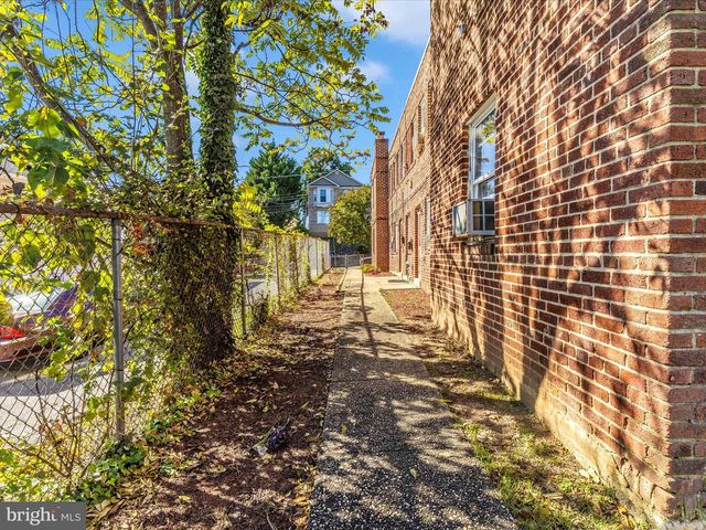 825 48TH PL NE, Washington, DC 20019