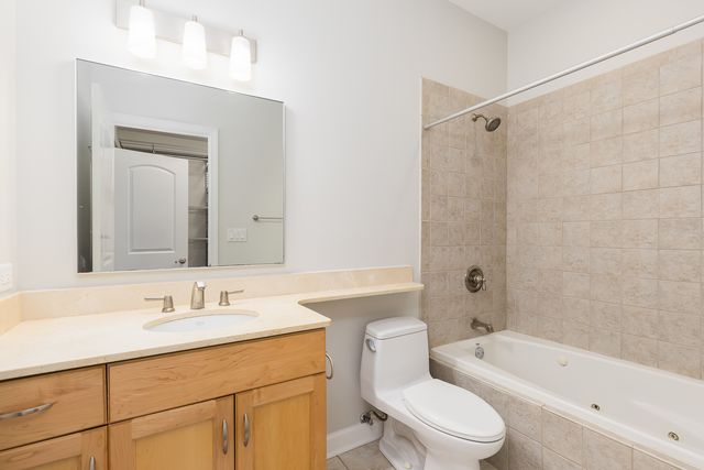 2121 N KEDZIE Avenue 3W, Chicago, IL 60647