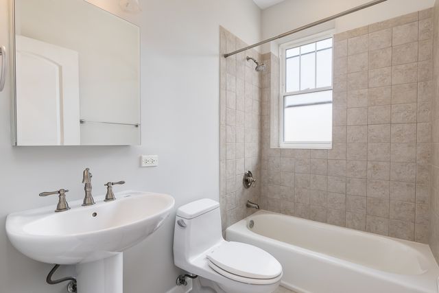 2121 N KEDZIE Avenue 3W, Chicago, IL 60647